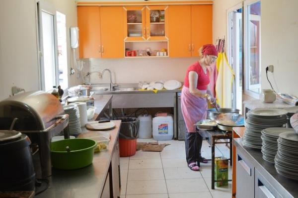 Yaklak 4 yldan bu yana TIR'n dorsesinde ekmek ii kfte satan Erolu, bir sre sonra TIR'n ofr kabinine de masa koyarak mterilerine hizmet vermeyi srdrd.