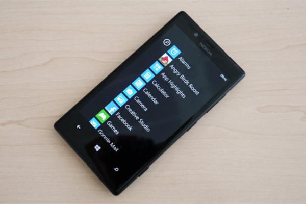 Nokia Lumia 720<br>    lemci: ift ekirdek 1000 MHz, Krait<br>    Kamera: 6.7 MP<br>    Ekran: 4.3 in<br>    letim sistemi: Windows Phone 8<br>    Fiyat: 898-999 TL