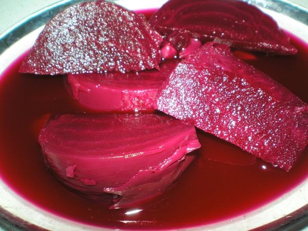 KIRMIZI PANCAR TURUSUNUN FAYDALARI<br>    Krmz pancar suyu imek, rahmin fibromlarn ve miyomlar ile gz perdelerini eritir, yksek kan ekerini ve tansiyonu indirir.  <br>  Prostat, verem ve sinir hastalklarnda faydaldr.