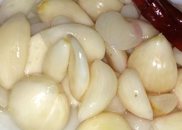 SARMISAK TURUSUNUN FAYDASI  <br>  Sarmsak tek bana bir ecza deposu. Bunun turusu ise esiz bir deerde. Elma sirkesi ile yaplan sarmsak turusu karanlkta saklanarak bekletiliyor ve yemekten yarm saat nce ila niyetine tketiliyor.<br>    Sarmsak turusunun faydalarnn banda metabolizmay hzlandrmas ve tokluk hissi merkezini uyararak doyma hisse vermesi var. Bu sebeple kilo vermek iin esiz bir hazine.  <br>  Gripten koruyan sarmsak turusu, inslin dengesizliini yok eder, az iinde oluan aft, apse ve yaralar iyiletirir.