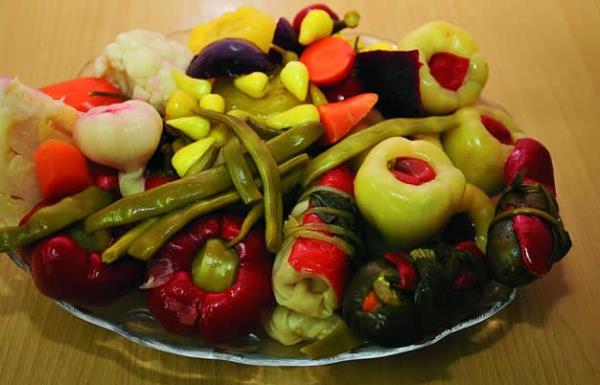 KALB OLANA DA Y    <br>Turu yapmnda kullanlan gerek zm sirkesi gerekse elma sirkesi pektin ad verilen ve kalbe iyi gelen bir tr biyolojik madde iermektedir. Bu madde aslnda bir tr enzimdir.  <br>  Turunun ar tketiminin bir takm zararlar ve yan etkileri de olabilmektedir. rnek vermek gerekirse turunun ar tketimi susuzluk hissi oluturabilir, grmede bozulma ve osteoporoz a neden olabilir. Turu yapmnda mmknse kaya tuzu kullanlmasn uzmanlar neriyorlar.