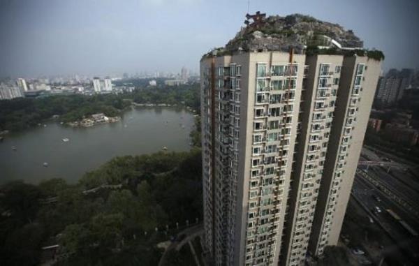 Aslnda profesr olan Zhang Lin, tonlarca moloz ve kayay tad ok katl apartmann atsna istedii da evini yapt.