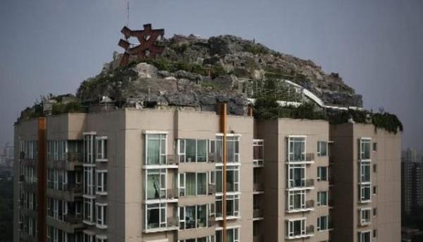 Alt katlardaki baz dairelerin duvarlarnda atlaklar bile olumu.