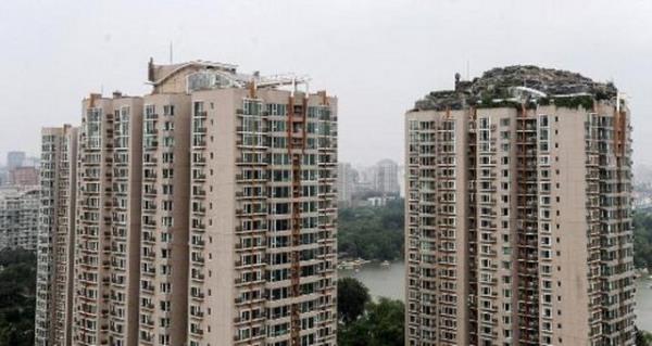 Binada yaayanlar, atdaki evin kendileri iin bir gvenlik sorunu yaratt grnde.