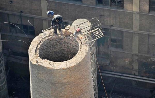 Bu adam belki de dnyann en zor ve tehlikeli ilerinden birini yapyor...