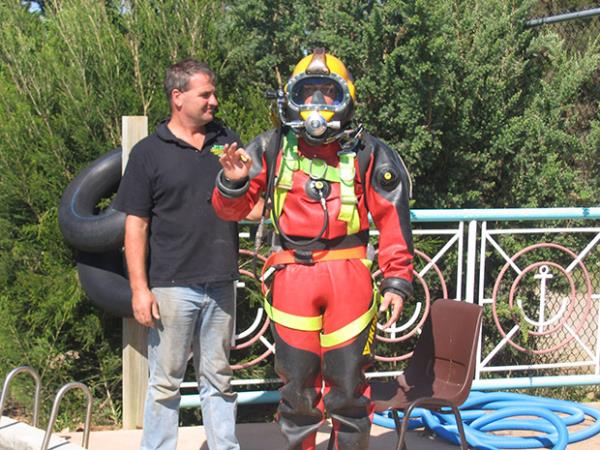 Avustralya, Melbourne'de kendi irketinin sahibi. Bu irket, dk ile bir takm bakterileri birletiren ve kanalizasyon atklarnn paralanmasn salayan ara gereler, makineler satyor.