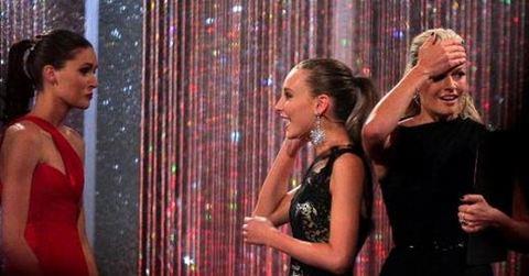 Yar��man�n sunucusu Sarah Murdoch'a kulakl���ndan bir bilgi ile donup kal�rken, "Kendimi �ok k�t� hissediyorum, ger�ekten �ok �zg�n�m. �ok b�y�k bir yanl��l�k oldu" dedi.