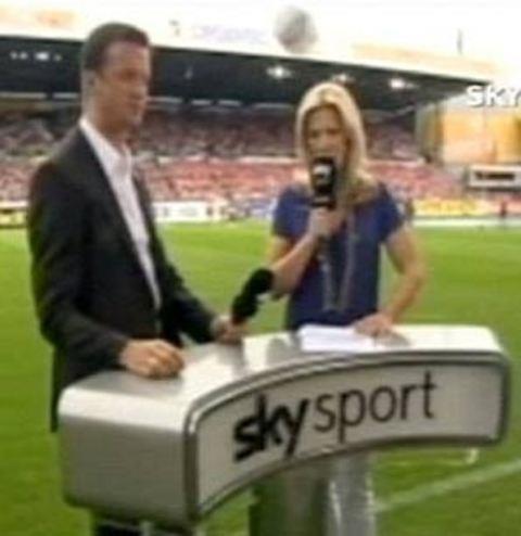 Almanya’da Mainz ile Stuttgart aras�ndaki ma� �ncesi sahada yay�n yapan SkySport'un sunucusu Jessica Kastrop kafas�na gelen topla neye u�rad���n� �a��rd�.