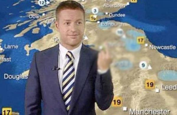 �ngiliz yay�n kurulu�u BBC televizyonunda canl� yay�nlanan haber b�lteni s�ras�nda spiker Simon McCoy, hava durumunu sunan Tomasz Schafernaker’den hava raporunu anlatmas�n� isterken arkada��n�n havay� tahmin etme g��lerini alaya ald�.