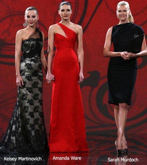 Avusturalya’daki g�zellik yar��mas�ndaki kaza ilk s�rada yer ald�. D�zenlenen g�zellik yar��mas�n� sunan Sarah Murdoch, Kelsey Martinovich isimli modelin seyircilerden gelen oylarla birinci oldu�unu a��klad�. Ard�ndan Martinovich ve yar��man�n ikincisi olarak ilan edilen Amanda Ware sahneye �a�r�ld�. Ancak skandal, Martinovich'in sahnede birincilik konu�mas�n� yapmaya ba�lad��� s�rada ortaya ��kt�..