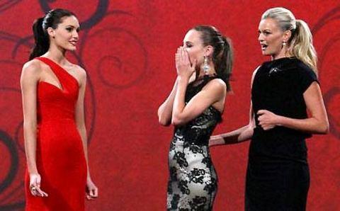 Birincili�i yakla��k 1 dakika s�ren Martinovich ise beklenenin aksine sakin bir �ekilde, "Sorun de�il, bu t�r hatalar olabilir" diye konu�tu. Yar��madan sonra iki model birlikte dergilere poz verdi.