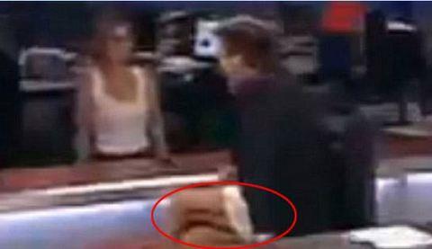 Slovenya'da yay�n yapan POP TV'de 24UR adl� haber program�n�n sunucusu, sadece belden yukar�s�n�n ekranda g�r�nece�ini d���nerek kamera kar��s�na pantolon giymeden ��kt�. Haber sunumunun ard�ndan y�netmenin haber g�r�nt�lerini ekrana verdi�ini d���nen sunucu bacak bacak �st�ne at�p asistan�yla konu�maya ba�larken g�r�nt� yerine 17 saniye s�reyle sunucu ekrana boxer�yla yans�d�.