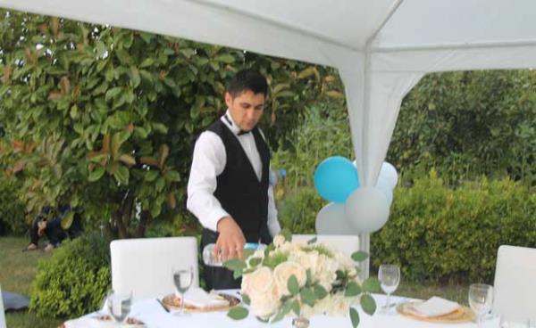 Garsonluk<br>    Lks restaurant ve otellerde maa art bahi sistemi ile alan garsonlar beyaz yakallar kadar gelir elde edebiliyorlar. stelik herhangi bir yetkinlie gerek yok. Sadece getir ve gtr ileri ile ciddi bahiler kazanabiliyorsunuz. Garsonluk gibi vale, bellboy ve servis eleman da dier bahi alan iyi kazanan ilerdir.