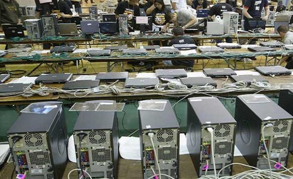 Sistem Analistleri<br>    Mteri sat ve pazarlamada ok zel bir konumdadr. irketler bilgi ilem dairesinde bilgileri, pazar aratrmalarn ve istatistikler ile yeni sistemler retir. irketin mteriler ile yapt ilemlerden elde edilen verilerle yeni bir yol haritas izen sistem analistlerine ihtiya artyor. Sistem analistleri irketlerde iyi maalar alan beyaz yakal birimlerin prestijli olanlardr.