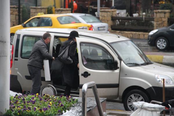 nl arkc ksa sren alverii srasnda tannmamak iin yzn kapatan bir apka takt.