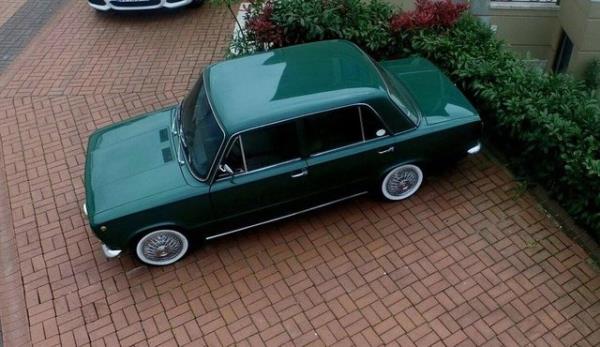 Klasik arabalara tutkun olan Sofuolu, memleketi Sakarya&#8217;da 1976 model Murat 124 marka otomobiliyle dolayordu.