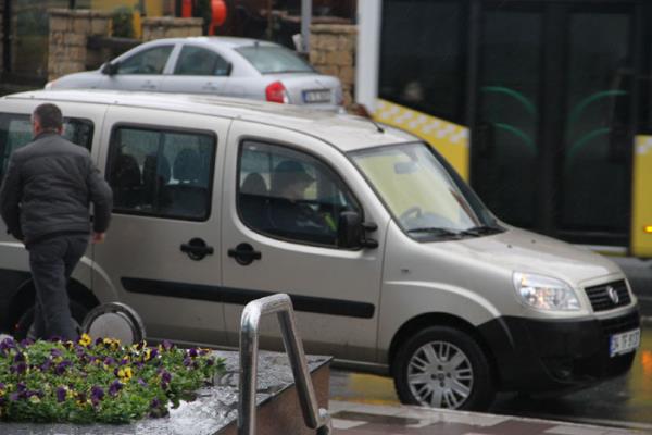 Eretin, elinde Beymen antasyla yzn gizleyip hzla alveri merkezinden ayrld.