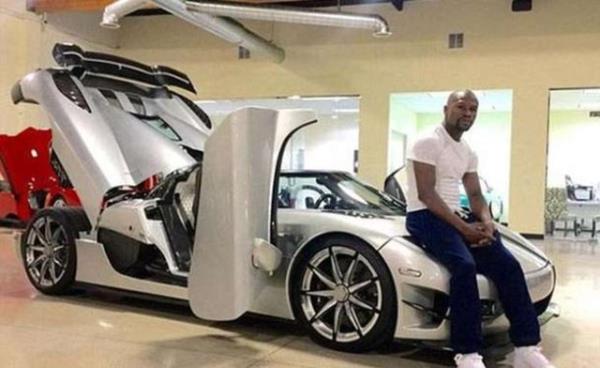 Milyonlarca dolarlk arabalarn, kendisine zel uan, deste deste paralar zellikle kendi Instagram hesabndan sergileyen ABD'li boksr, ''Eer para kazanmak susa, beni idam edin'' diyerek paray ne kadar sevdiini hibir zaman inkar etmiyor.