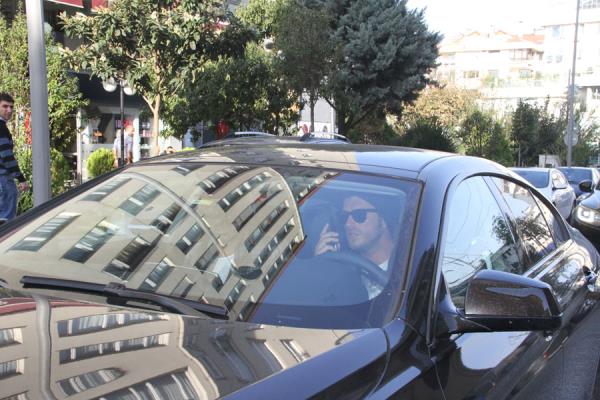 Mekan k gazetecilerin "Serenay Sarkaya'yla ak yaadnz iddialarna ne diyeceksiniz?" sorusunu duymamazlktan geldi.