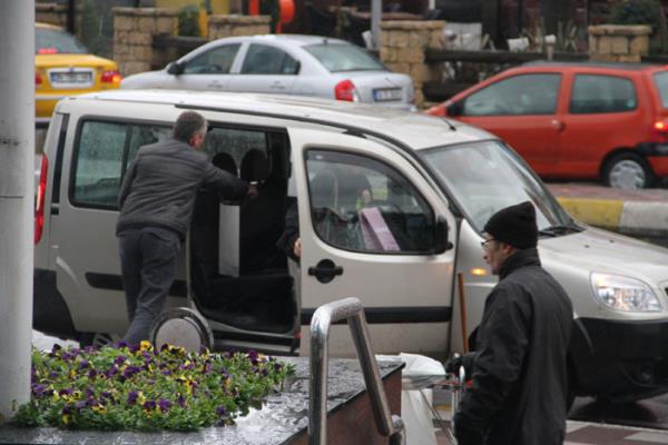 Grnnden dolay yanndan geenlerin tanyamad arkc Candan Eretin'den bakas deildi.