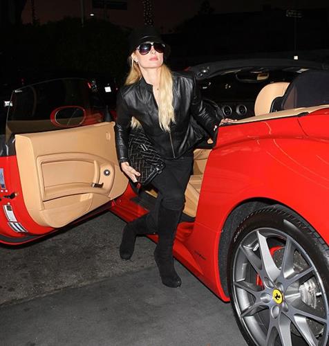 Paris Hilton  <br>  2012 model bir  Ferrari California Spyder