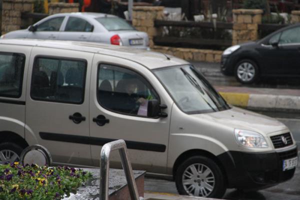 Doblo model arabaya binen Eretin'in arka koltuk yerine ofrnn yanna oturmas ise dikkat ekti.