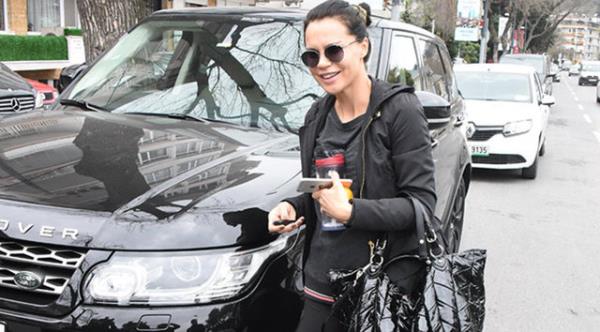 Kuafr kapsna aracn park edip ierisinde telefon grmesi yapan all, grnt konuma yapt srada kendisini grntleyen gazetecileri kar tarafa gsterdi