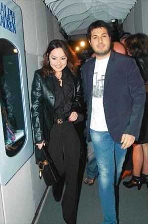 Evlenmeden nce "60 yl hi ayrlmayacaz" diye sz veren ift, Rolls Royce'larnn plakasn '34 YIL 60' olarak karttrmt...