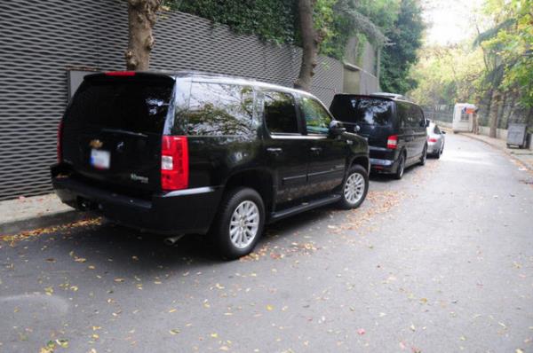 Otomobil tutkunu olan Tarkan, Cadillac Escalade cipini, zel yapm Volkswagen VIP minibsn ve Porsche otomobilini Tarabya&#8217;daki evinin nne park edince sokak lks bir oto galeriye dnd.