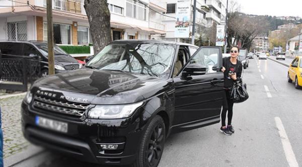 Ylba zel ekimi iin sa ve makyaj yaptracan syleyen all&#8217;nn yeni ald Range Rover Sport aracnn deeri 190 bin Euro yaklak 600 bin TL deerinde. (Szc)