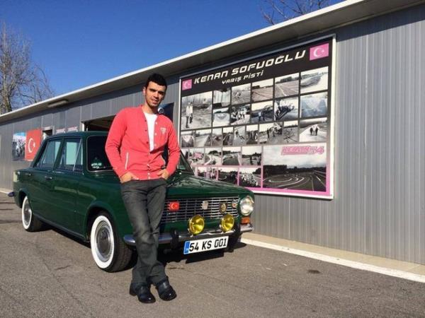 Kenan Sofuolu&#8217;nun ei Julia Loompart&#8217;n ailesi Hollanda&#8217;da tatil kyleri yapan bir firmann sahibi. Ailenin en byk hobisi ise motor yarlar.