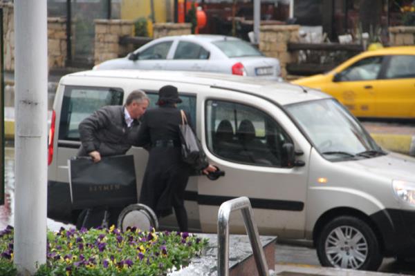 Konserleri byk ilgi gren Trk pop mziin gl yorumcusu, nceki gn Akmerkez'de alveri yapt.