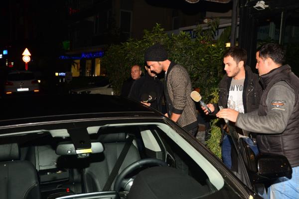 Tannmamak iin kafasna takt siyah renkli beresi ve gne gzlkleriyle kamufle olan oyuncu, yakn arkada Kvan Kasabal'yla nce bankadaki ilerini halletti.