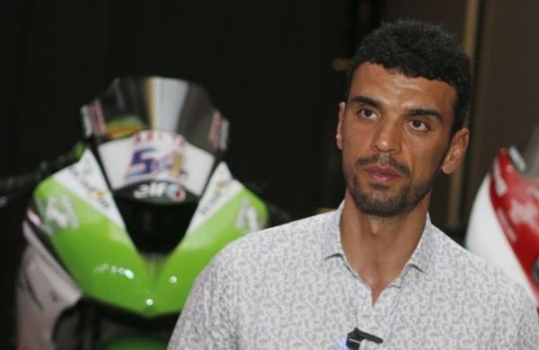 Hollandal  Julia Looman ile evli olan ve temmuz aynda, 5 aylk oullar Hamza&#8217;y kaybeden Kenan Sofuolu, yaad tm skntlara ramen, Dnya Supersport ampiyonas&#8217;nda zirveye karak, 4. kez ampiyon olmutu.