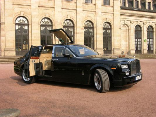 Geen yl da 960 bin Euro verip 'Krallarn otomobili' olarak anlan, dnyaca nl ngiliz markas Rolls-Royce'un Phantom modelini garajna dahil etmiti...