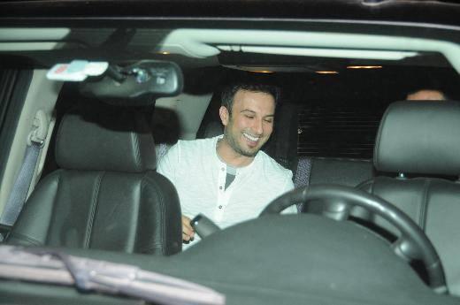 Sk sk otomobil deitiren Megastar&#8217;n evinin nnde nceki gn ilgin bir grnt vard.