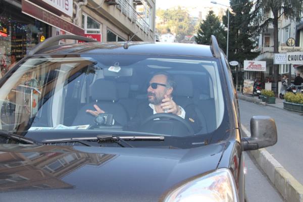 Merakl baklarn ilgi oda olan oyuncu daha sonra trafiin almasyla gaza basp yoluna devam etti.