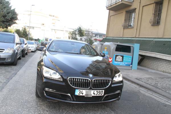 kili daha sonra Tatltu'un yeni ald otomobiliyle trafikte objektiflere takld.