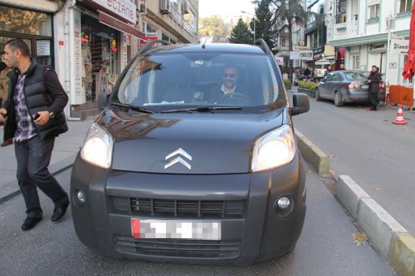 Trafiin skt anlarda gazetecilerle karlaan Oktay Kaynarca, fotoraflarnn ekilmesine "Ne o arkadalar yoksa arac m benmediniz?"   diye glerek karlk verdi.