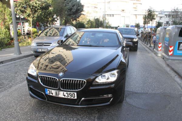 Yaklak bir ay nce ald BMW 6 serisinin Gran Coupe modelinin bu kez siyah modelini tercih eden oyuncunun, trafikte telefonuyla konuarak kurallar ihlal etmesi ise gzden kamad.
