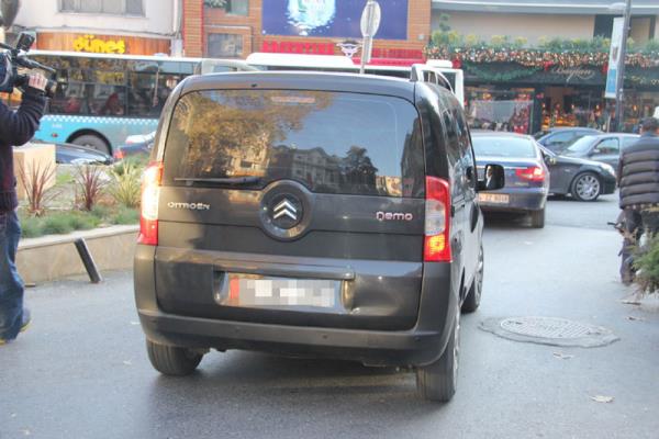 nl oyuncu nceki kulland ticari bir minibsn direksiyonunda objektiflere taklnca espriyi patlatt.