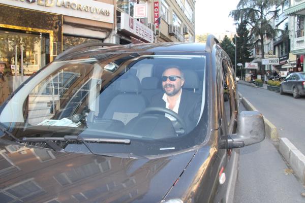 "Nereden de sizin nnze dtm" diyerek, gazetecilere akayla taklan Kaynarca ticari ara kullandnn hatrlatlmas  zerine ise, "imdi buradan pazara gidip terlik satacam.