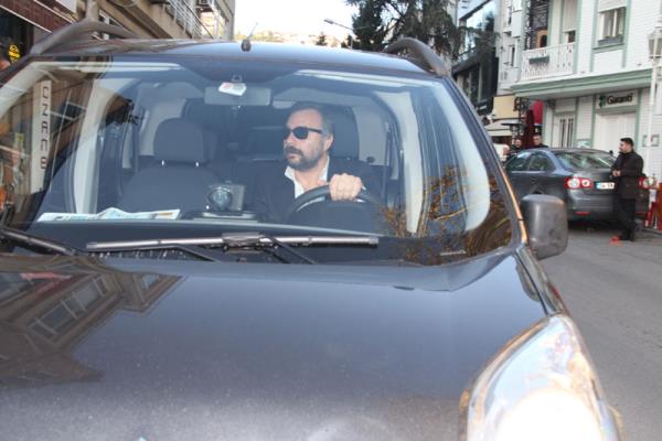 Arkadalar bakmayn siz bunun byle durduunda bunun iinde Ferrari motoru var" szleriyle espriyi patlatt.