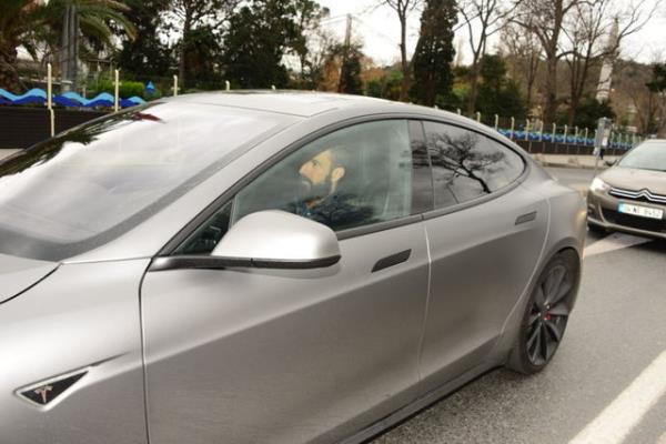 Bebek sahilde gezintiye kan iadam, Trkiye&#8217;de sayl kiide bulunan Tesla marka elektrikli spor otomobiliyle merakl baklarn oda oldu.