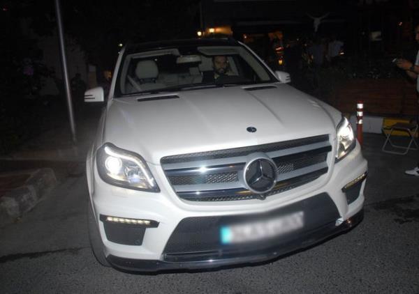 arkc Alian, 700 bin liraya Mercedes cip satn ald. Yeni aracyla ilk kez Nianta&#8217;nda grntlenen sanat, geen hafta yaplan safrakesesi ameliyatndan sonra kendisini toparlamaya baladn syledi.