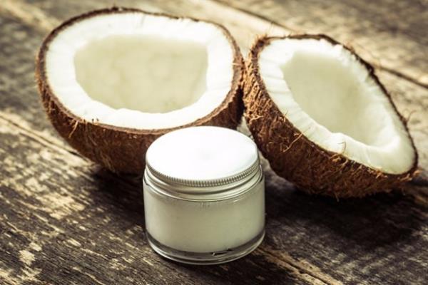 HNDSTAN CEVZ YAI: ENERJ TOPU   <br>  Hindistan cevizi yandaki laurik asit ve miristik asit benzeri doymu yalar, karacier tarafndan ilenip hzl bir ekilde enerjiye dnen ya asitleridir. Et ya da peynirdeki doymu ya asitlerinden farkl yapdalar ve ya hcresi olarak nadiren depolanyorlar.