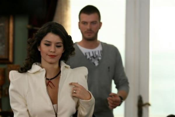 AK-I MEMNU<br>  Ak- Memnu Trk televizyon tarihine geen bir yal hikayesiydi?Beren Saat'in yldzna yldzlk katt, Kvan Tatltu'un gen kzlarn gzdesi olduu,