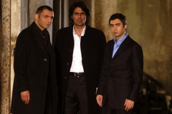 KURTLAR VADS PUSU<br>  Kurtlar Vadisi olarak balad aradan tam 12 sene geti Kurtlar Vadisi Pusu olarak hala yaynda ve 12 sene nce nasl baladysa hala yle zirvede..