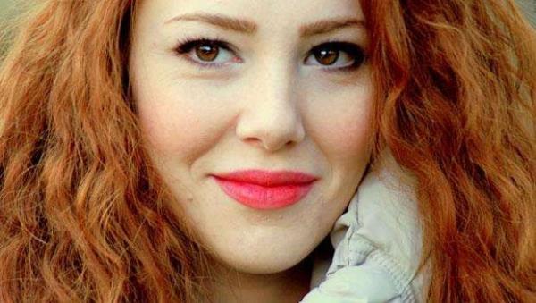 ELN SANGU  <br>  Kiralk Ak dizisiyle yldz parlayan gzel oyuncu Elin Sangu'nun ocukluk fotoraf hayranlarn artt.