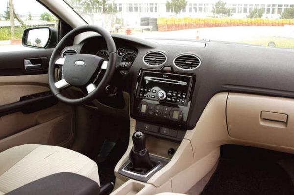 FORD FOCUS GHIA Sinyal kolunu sola dnecekmi gibi ekin ama kilitlemeyin yani sinyal yanma seviyesine kadar ekin ve brakn, Otomatik olarak 3 kez sinyal verecektir. Bu zellik Makyaj sonras ghialarda bulunmaktadr.